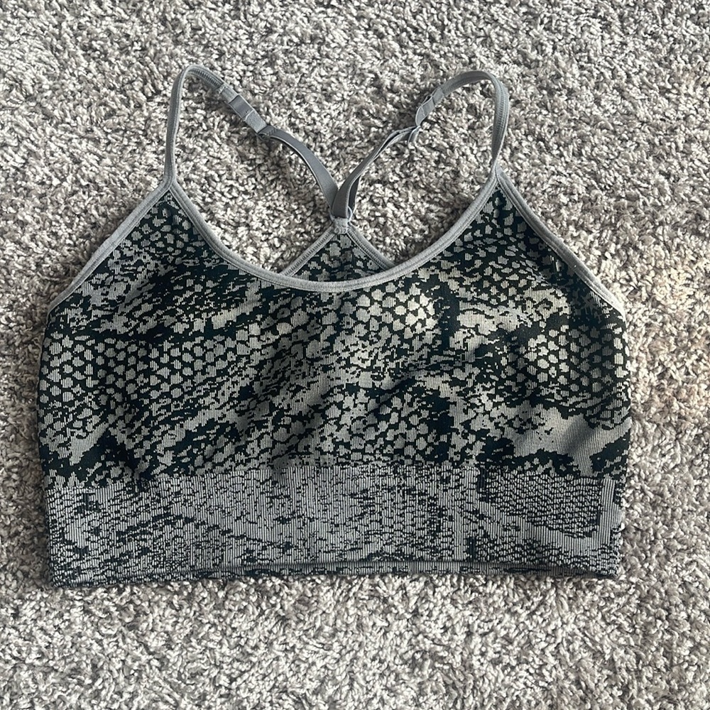 Women's Pro-Fit Seamless Snaked Skin Designed Sports Bra